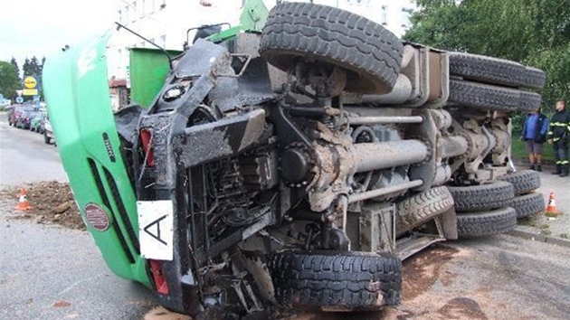 Silnin vlec zpsobil ve Vrchlab na nkladnch vozidlech a dopravnm znaen dvoumilionovou kodu (12. 7. 2012).