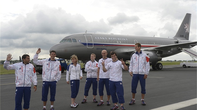 PED ODLETEM. etí olympionici pedtím, ne nabrali smr Londýn (zleva): vodní