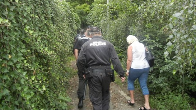 Policejní kontrola v zahrádkářské kolonii Konvalinkový vrch v Ústí nad Labem (10. července 2012)