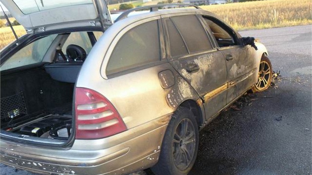 Mercedes na dálnici u Jihlavy zachvátily plameny