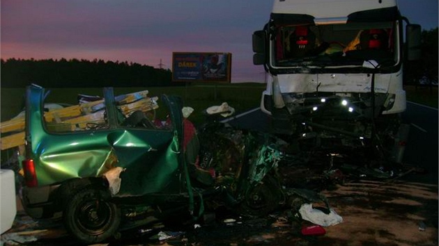 Auto pejelo do protismru a zaklnilo se pod nkladn vozidlo, jeho idika vyvzla s lehkm zrannm.