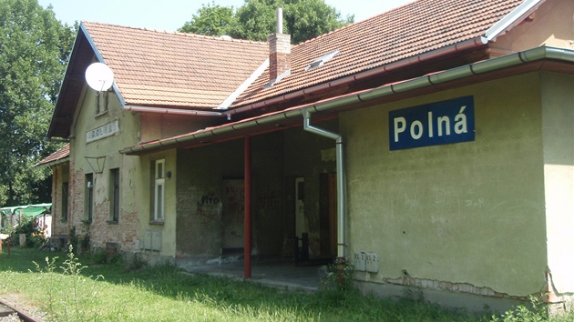 Nádra�í v Polné cestujícím neslou�í. A chátrá, stejn� jako nevyu�ívané koleje.