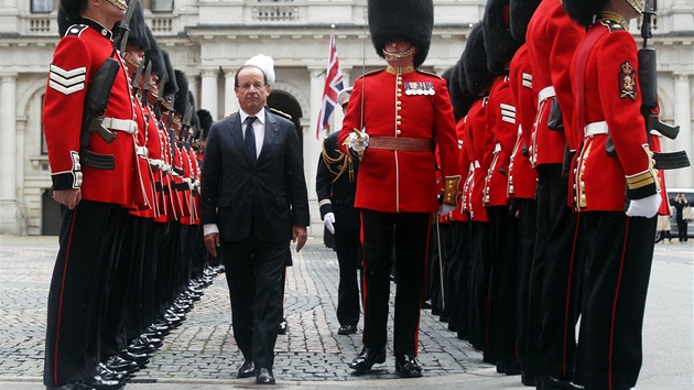 Francouzsk prezident Francois Hollande se na nvtv Velk Britnie setkal i s estnou str prvnho praporu jednotek Coldstream Guards. 