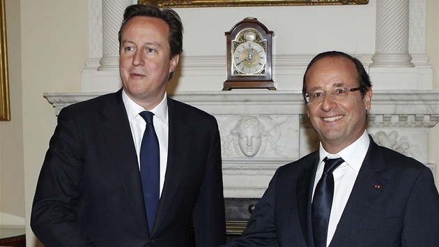 Francouzsk prezident Francois Hollande (vpravo) se pi sv prvn oficiln nvtv Velk Britnie setkal s britskm premirem Davidem Cameronem. (10. ervence 2012)