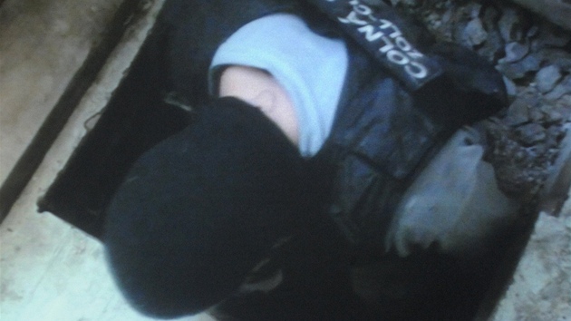Fotografie slovensk policie ze zsahu ve slovensko-ukrajinskm paerckm tunelu