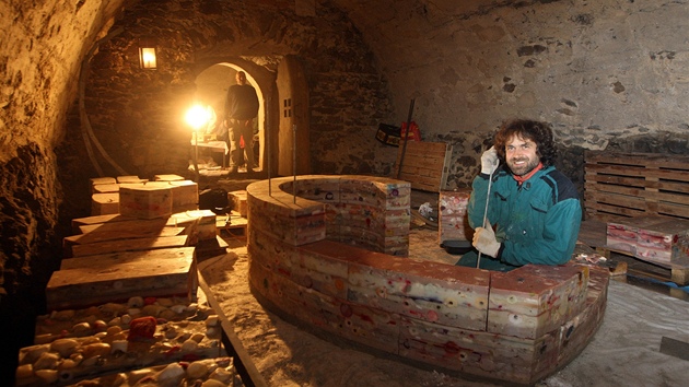 Lukáš Gavlovský s Romanem Švejdou opravují voskové srdce Václava Havla ve sklepních prostorech hradu Grabštejn.
