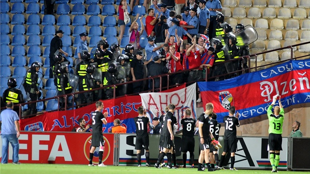 POZDRAV FANDM. Plzet fotbalist dkuj pznivcm za podporu v vodnm zpase druhho pedkola Evropsk ligy v Gruzii.