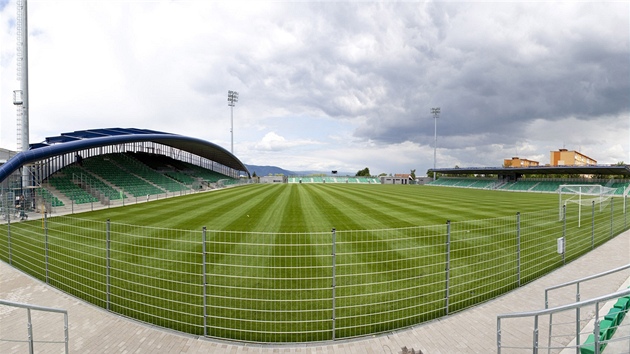 Nový chomutovský stadion má kapacitu 4 800 divák. 