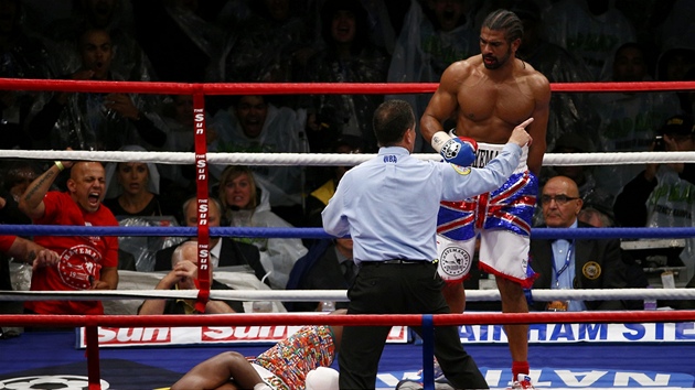 VTZ A PORAEN. David Haye (vpravo) prv poslal k zemi Derecka Chisoru. 