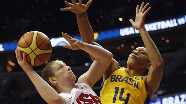 Americk basketbalistka Lindsay Whalenov  se pokou vystelit pes Brazilku Eriku. 