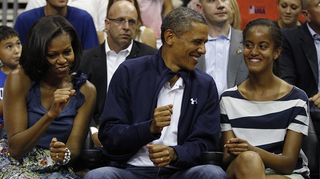 Americk prezident Barack Obama si se svou enou Michelle a dcerou Maliou zpasy olympijskch basketbalovch vbr uil. 