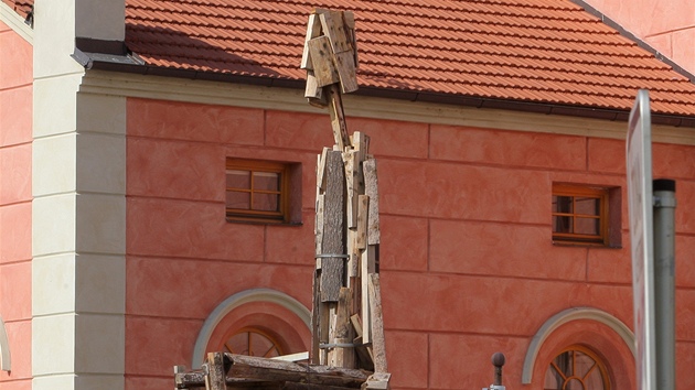 Socha Jakuba Flejara nazvaná Sedící figura. Usadila se na stee