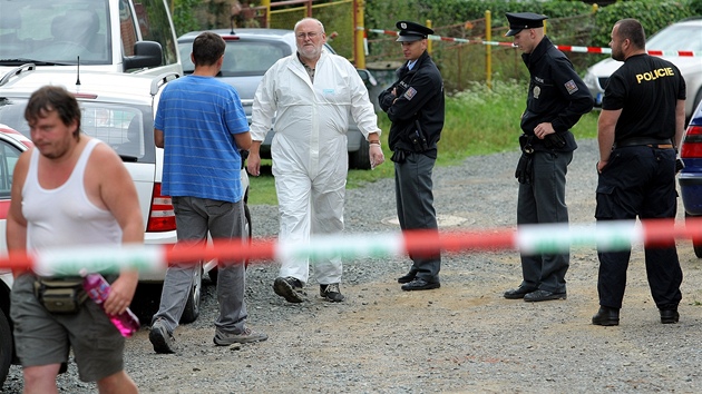 Policisté vyšetřují smrt manželského páru v rodinném domě v Tymákově u Plzně.
