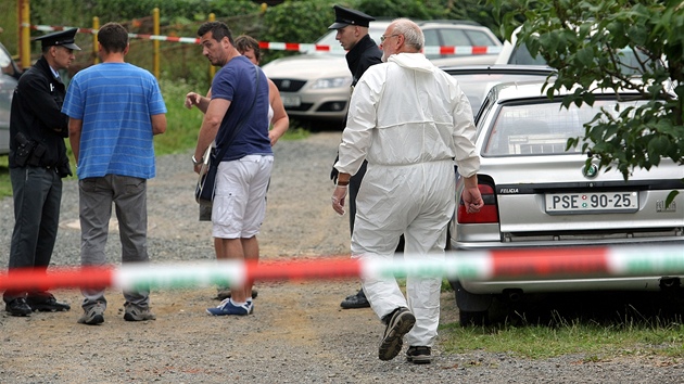 Policisté vyšetřují smrt manželského páru v rodinném domě v Tymákově u Plzně.