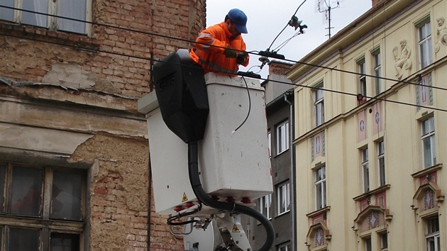 Na kiovatce Kopernkovy a Bendovy ulice idika Peugeotu 307 nabourala dal osobn auto a autobus. Ten jet narazil do domu a poniil trolejov veden. To technici ihned opravili. 