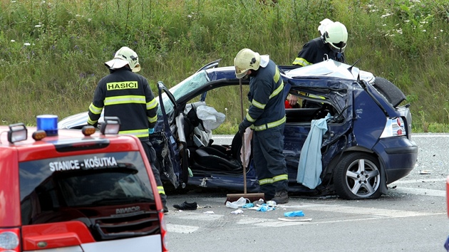 Srka ty osobnch automobil a cisterny u Letkova.