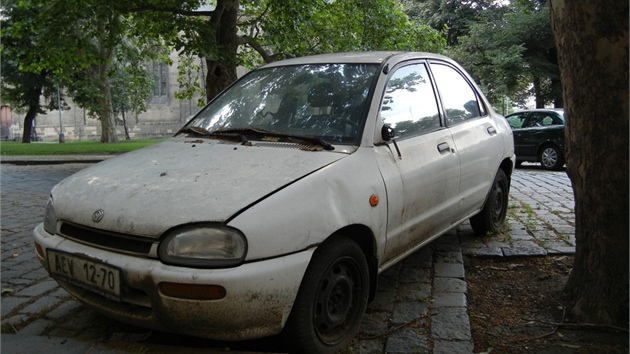 Toto auto stojí asi dva roky v ulici Kollárova (Karlínské námstí).