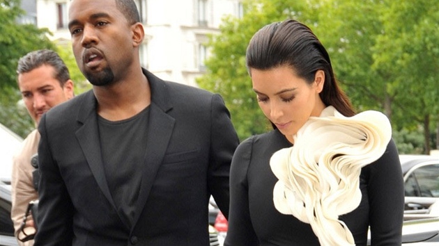 Kim Kardashianov zavtala na pehldku Stephana Rollanda ve stylovm atech s npadnou blou aplikac. Stih rby maximln zdraznil svdn kivky tto televizn celebrity.