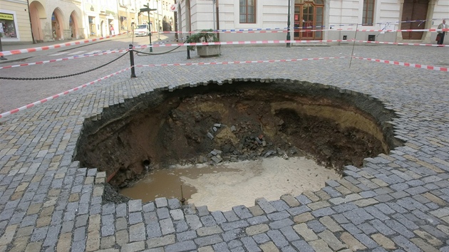 V ultysov ulici v Kutn Hoe se propadla zem.