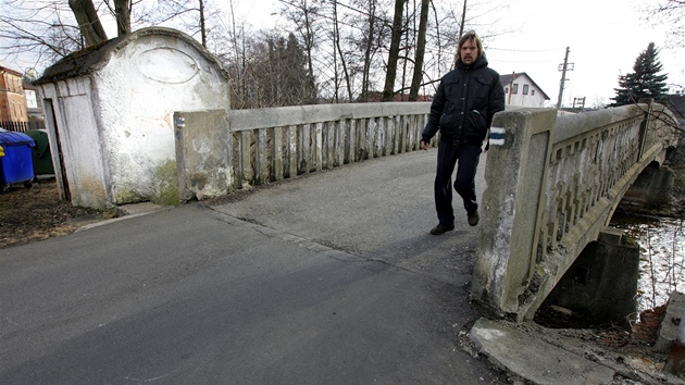 Historick most pes eku Svatava ve stejnojmennm mstysu na Sokolovsku, budka s pisorem je vlevo v poped.