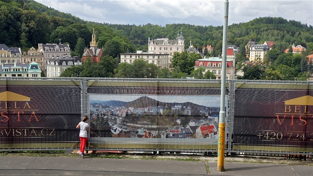 Bilboard v ulici Na Vyhlídce zastínil krásnou vyhlídku na údolí Karlových Varů panoramatickou fotografií krásné vyhlídky s reklamou na krásnou vyhlídku z Krásné Vyhlídky (Bella Vista).