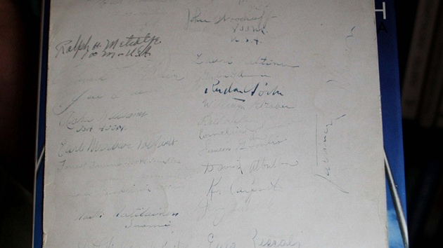 Uniktn listina. Dokument, kterm zstupci Nmecka vtali v roce 1936 eskoslovensk sportovce v olympijsk vesnice, je z druh strany podepsan dvaaticeti spnmi sportovci vetn Jesseho Owense. Owensv podpis je v lev horn sti listiny, o dva ne pod nejvraznjm podpisem.