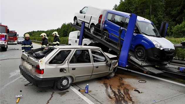 Na rychlostn silnici R35 narazilo u Velkho Tnce na Olomoucku osobn auto do nvsu kamionu. Pi tom z nj oknem vyltlo dt. Do nemocnice ho pot transportoval vrtulnk.