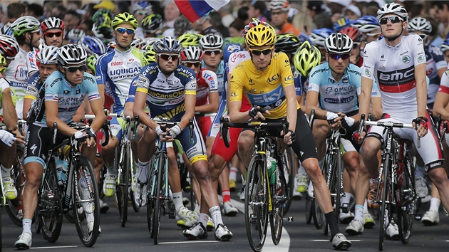 KLUCI, J U BYCH JEL. Cyklist v ele s ldrem prbnho poad Bradleym Wigginsem (ve lutm) se chystaj na 14. etapu Tour de France.