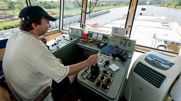 Po Vltavě pluje vyměřovací loď Valentýna II. Pomocí sonaru měří dno řeky (12. července 2012, Praha).