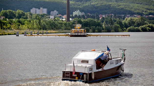 Po Vltavě pluje vyměřovací loď Valentýna II. Pomocí sonaru měří dno řeky (12. července 2012, Praha).