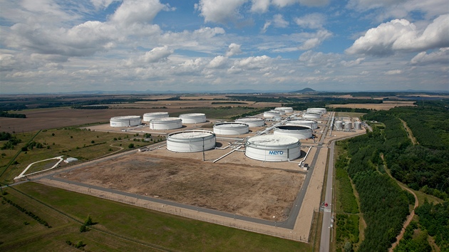 V podniku Mero spravuj ropn rezervy esk republiky(18. ervence 2012, Nelahozeves).