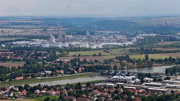 V podniku Mero spravuj ropn rezervy esk republiky(18. ervence 2012, Nelahozeves).