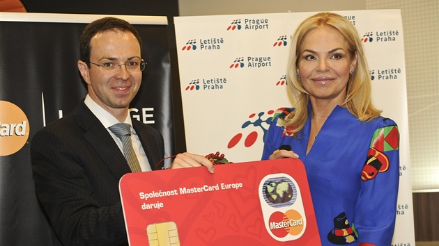 Dagmar Havlová převzala od společnosti MasterCard šek pro Nadaci VIZE 97. 