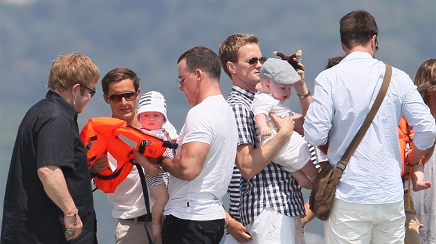 Elton John, David Furnish a jejich syn Zachary a Neil Patrick Harris s partnerem Davidem Burtkou a jejich dvojčaty na výletě v St. Tropez 