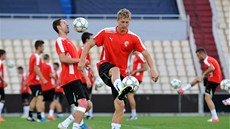 Plzeňský fotbalista Václav Procházka žongluje s míčem na tréninku v Tbilisi.