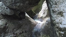 Voda v kaonu ze mstekem Claut obas protéká i pod nejrznjími kameny.