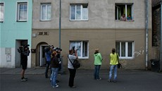 Novinái ped domem rodiny unesené Michaly Janové v Trmicích.