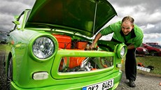 Záiv zelený trabant zvaný Drobek. Na snímku je zetelná prhledná maska