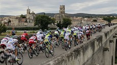 cyklistický peloton v prbhu 13. etapy Tour de France