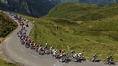 cyklistický peloton v prbhu 16. etapy Tour de France