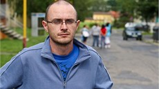 Aktivista Miroslav Bro na peván romském sídliti ve luknov.