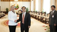 Americká ministryn Hillary Clintonová pi setkání s premiérem Laosu