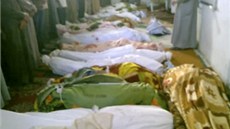 Amatérský snímek, který údajn zachycuje tla obtí zabitých ve vesnici Trímsá