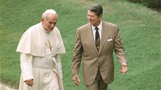 Snímek z papeské návtvy v USA v roce 1987 se stal pedlohou pro sousoí,...