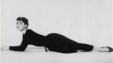 Here�ka Audrey Hepburnová znamenala také nový trend v kráse: plochý hrudník,...