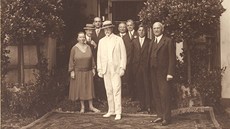 V roce 1926 penocoval na novomstském zámku prezident T. G. Masaryk . Zleva...