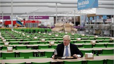 DOBROU CHU! Starosta Londýna Boris Johnson na obd v kantýn v olympijské...
