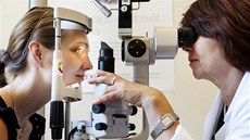 NEMRKAT. Oční lékařka Alena Holubová kontroluje při včerejší prohlídce zrak