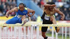 Ameri�ané Aries Merrit (vlevo) a Jason Richardson v extrémn� rychlém závodu