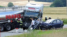 Sráka ty osobních automobil a cisterny u Letkova.